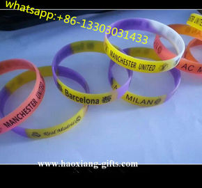 China braceletes feitos sob encomenda baratos do silicone nenhum mínimo com os punhos debossed do slicone da cor fornecedor