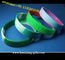 Rotule o presente do tema e do negócio para usar o fulgor em braceletes do silicone da cor escura fornecedor