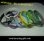 braceletes feitos sob encomenda baratos do silicone nenhum mínimo com os punhos debossed do slicone da cor fornecedor